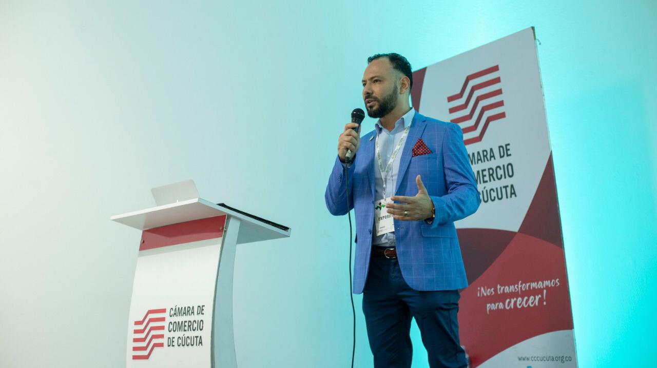 El Doctor Marcel Quintero , Director Científico de INTORAX. Presentó la conferencia: «A TODO PULMÓN» en el marco de la agenda académica de la EXPO SALUD BIENESTAR Y BELLEZA 2019 organizado por la Cámara de Comercio de Cúcuta el 22 de noviembre.