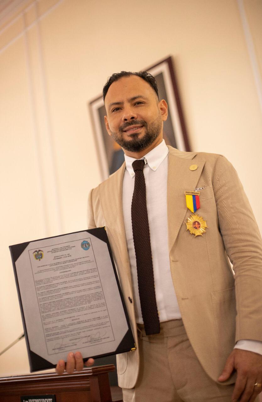 CONDECORACIÓN FRANCISCO DE PAULA SANTANDER EN EL GRADO DE «COMENDADOR» Es permitirme homenajear a mi familia: madres, hermanos,esposa e hijos ; a mi equipo de trabajo; a mis estudiantes y a los pacientes con este reconocimiento. ES UN RECONOCIMIENTO A LA NORTESANTANDEREIDAD MÉDICA! GRACIAS!!! 30 de Noviembre 2019 San José de Cúcuta, Norte de Santander , Colombia.