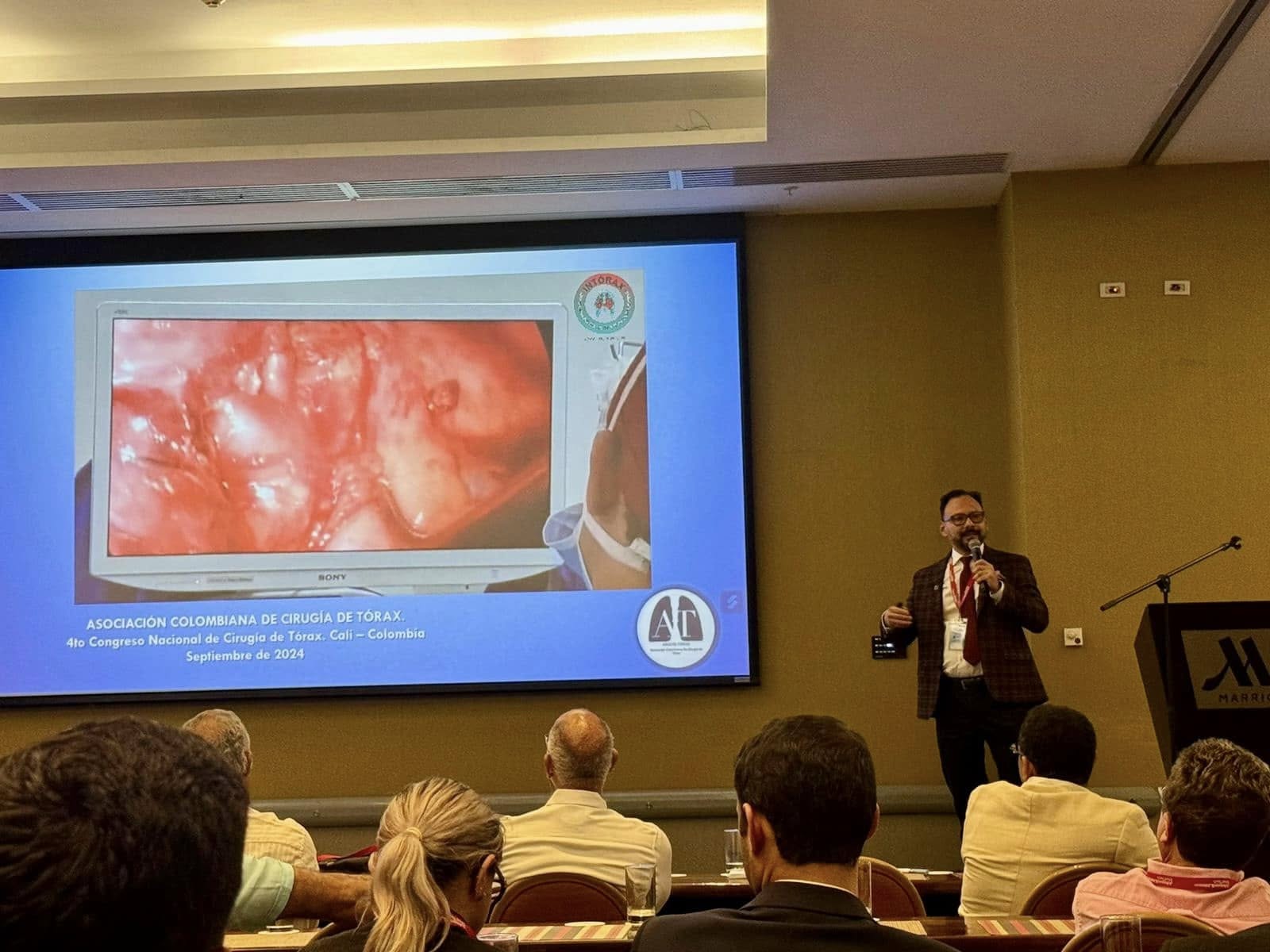 Finalizó con éxito en Cali, la 4ta Versión del Congreso Nacional de Cirugía de Tórax, organizado por la Asociación Colombiana de Cirugía de Tórax (ASOCOLTÓRAX), dónde participaron nuestros especialistas Marcel Quintero y Raúl Vera en representación del HUEM, con presentación de casos clínicos sobre complicaciones en Toracoscopia y una conferencia sobre experiencias en educación, impartida por el Dr. Quintero, quien se ha destacado por ser un referente a nivel nacional en esto…